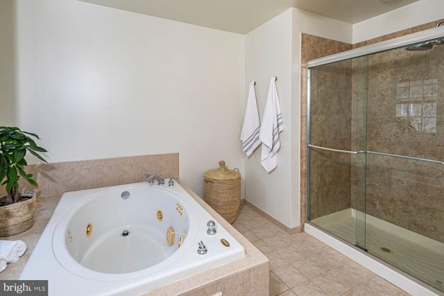 6 STABLE LN, Flemington, NJ 08822