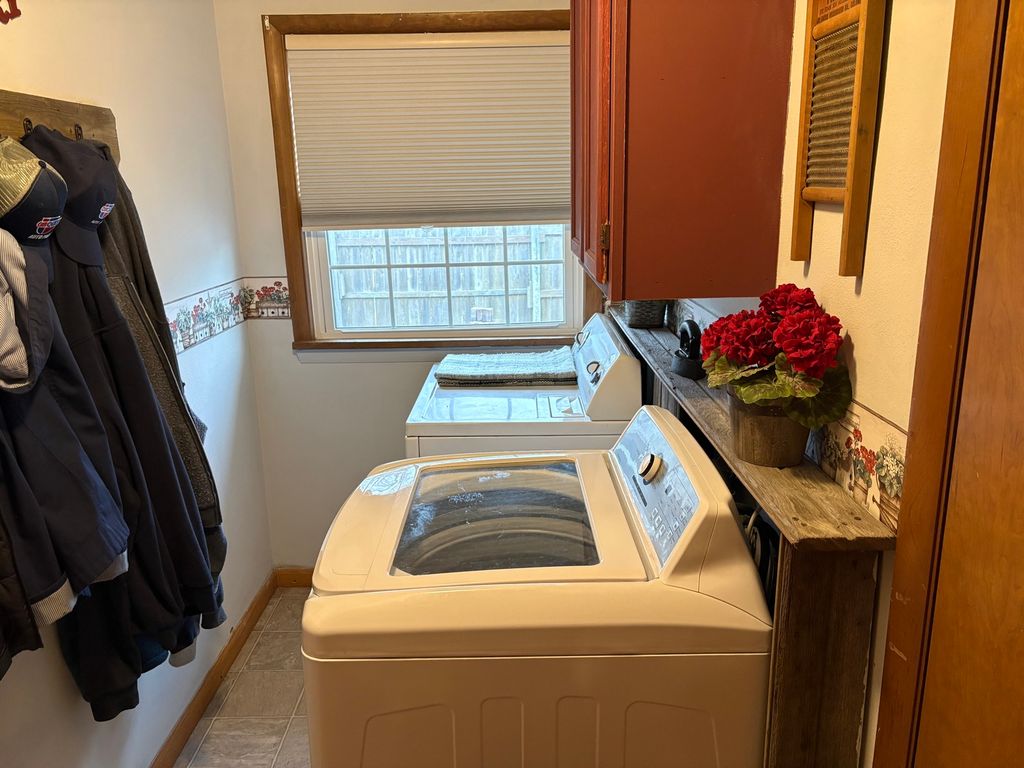 Image 19 of property listing at 24 Cessna Drive, Centralia, IL 62801