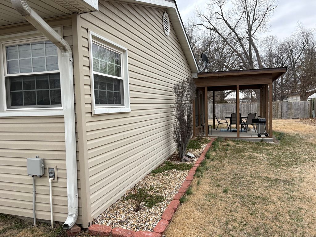 Image 4 of property listing at 24 Cessna Drive, Centralia, IL 62801