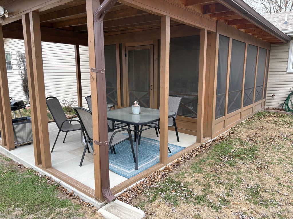 Image 5 of property listing at 24 Cessna Drive, Centralia, IL 62801