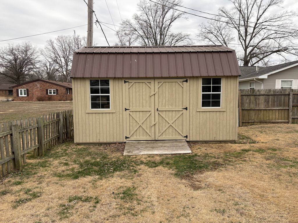 Image 6 of property listing at 24 Cessna Drive, Centralia, IL 62801