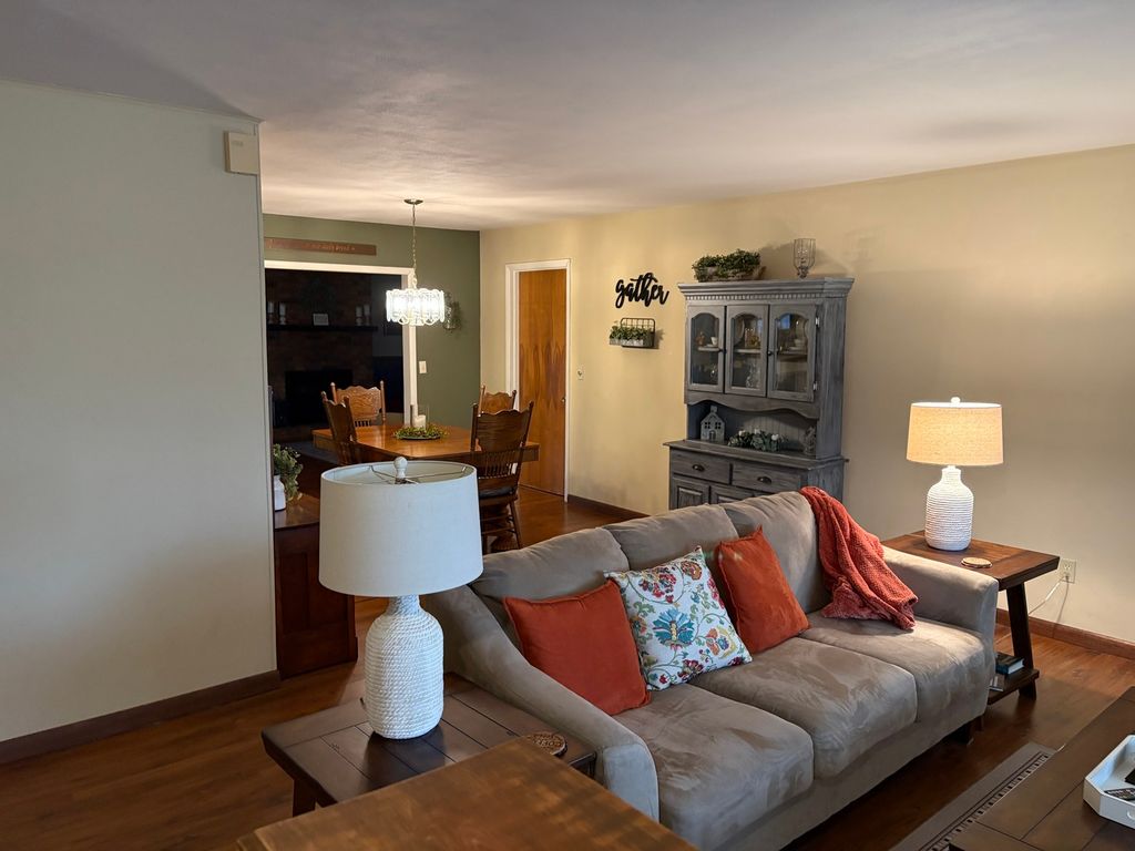 Image 7 of property listing at 24 Cessna Drive, Centralia, IL 62801