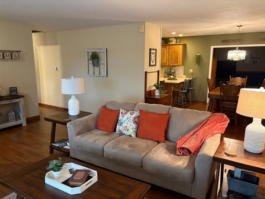 Image 8 of property listing at 24 Cessna Drive, Centralia, IL 62801