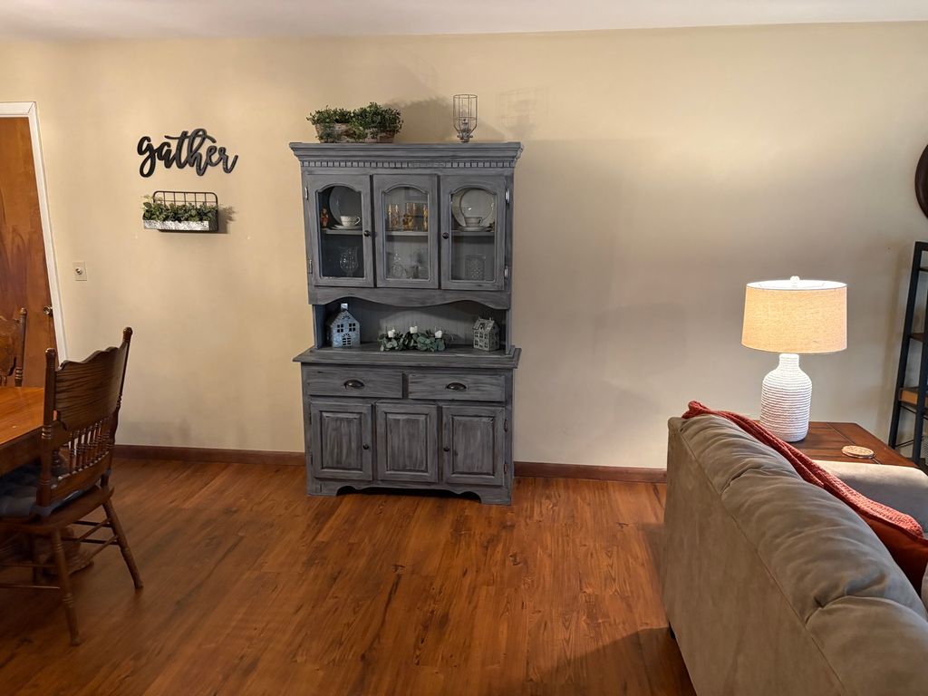 Image 10 of property listing at 24 Cessna Drive, Centralia, IL 62801