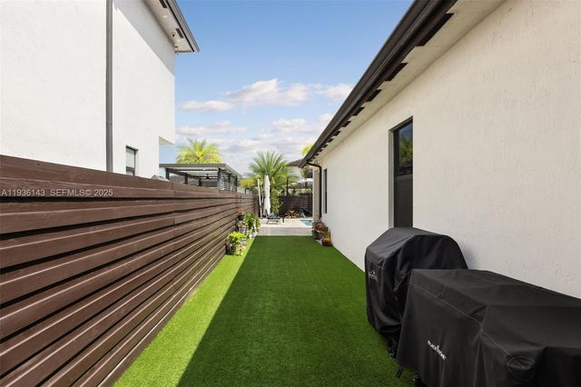 8811 NW 154th Ter, Miami Lakes, FL 33018