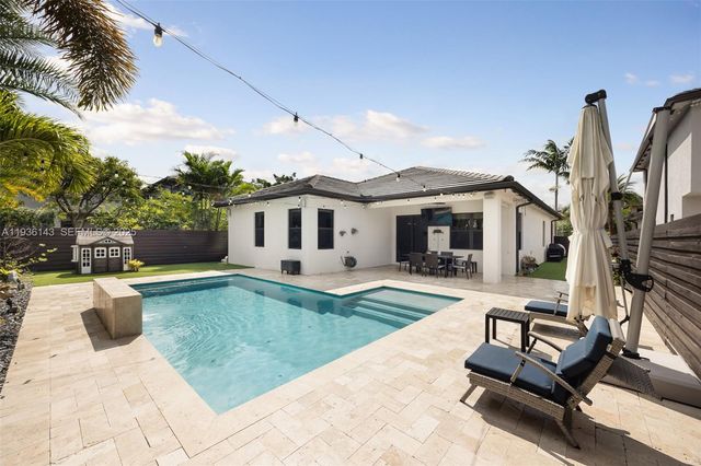 8811 NW 154th Ter, Miami Lakes, FL 33018