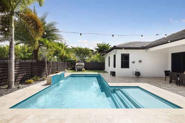 8811 NW 154th Ter, Miami Lakes, FL 33018