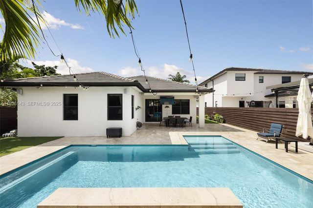 8811 NW 154th Ter, Miami Lakes, FL 33018