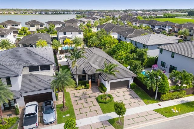 8811 NW 154th Ter, Miami Lakes, FL 33018