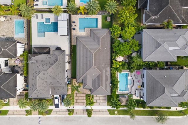 8811 NW 154th Ter, Miami Lakes, FL 33018