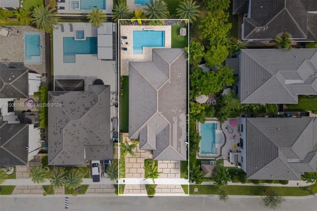 8811 NW 154th Ter, Miami Lakes, FL 33018