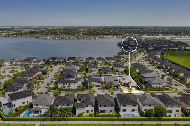 8811 NW 154th Ter, Miami Lakes, FL 33018