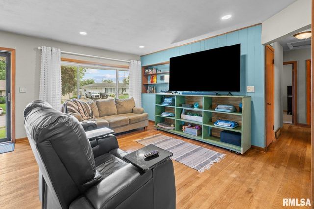 1104 29th Ave Avenue, Rock Island, IL 61201