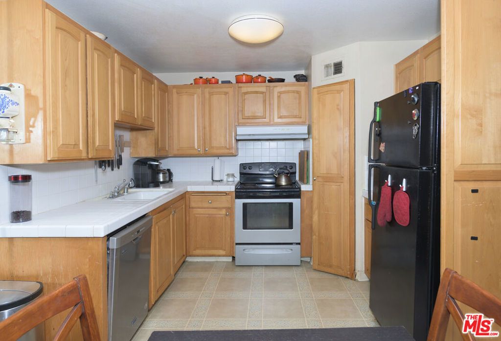 18547 Collins Street B3, Tarzana, CA 91356