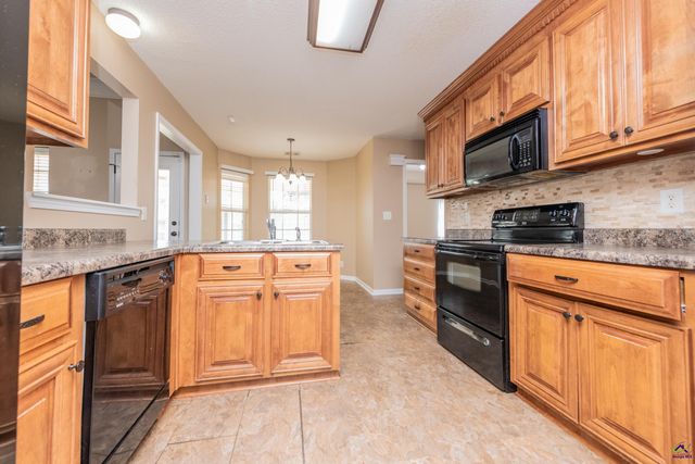 102 Ironwood Dr, Bonaire, GA 31005