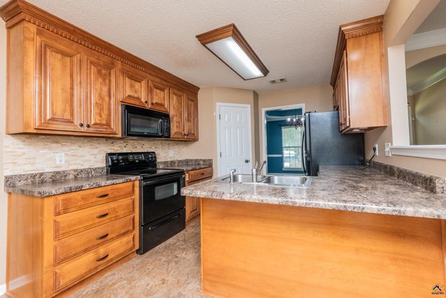 102 Ironwood Dr, Bonaire, GA 31005