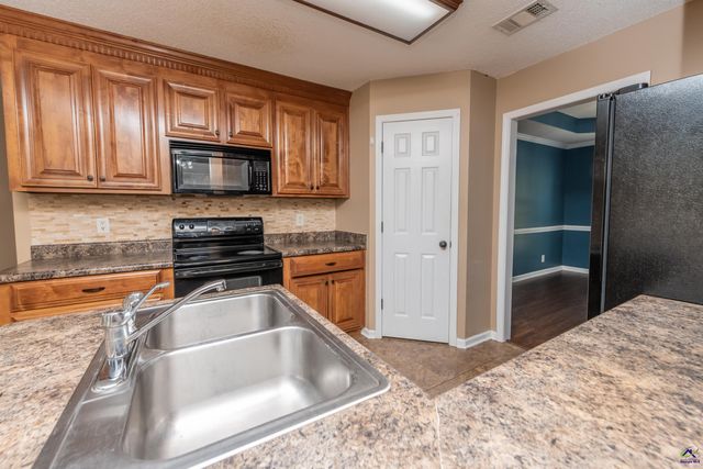 102 Ironwood Dr, Bonaire, GA 31005