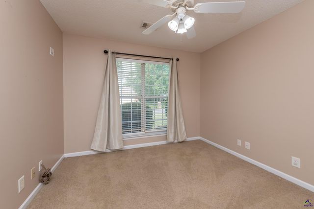 102 Ironwood Dr, Bonaire, GA 31005