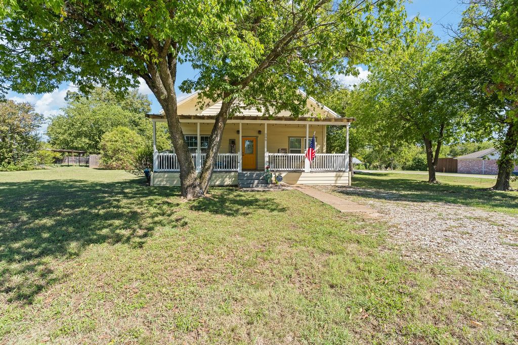 209 E Allen Avenue, Godley, TX 76044 — exterior