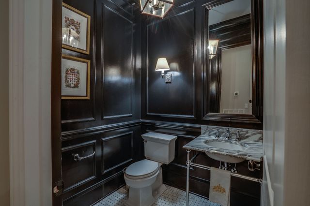 2424A Abbott Martin Rd, Nashville, TN 37215