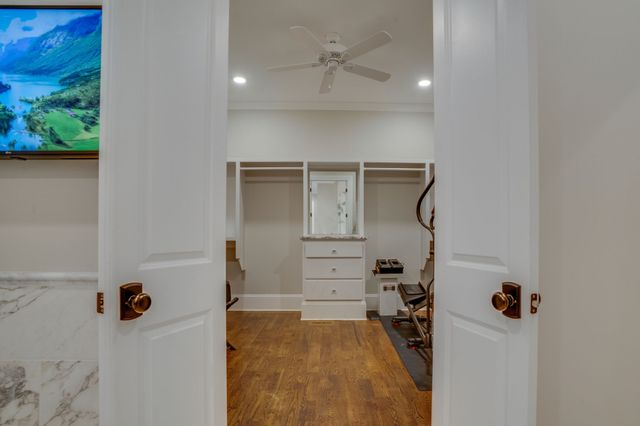 2424A Abbott Martin Rd, Nashville, TN 37215