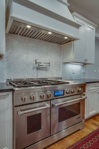 2424A Abbott Martin Rd, Nashville, TN 37215