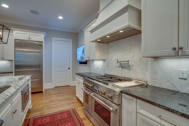 2424A Abbott Martin Rd, Nashville, TN 37215