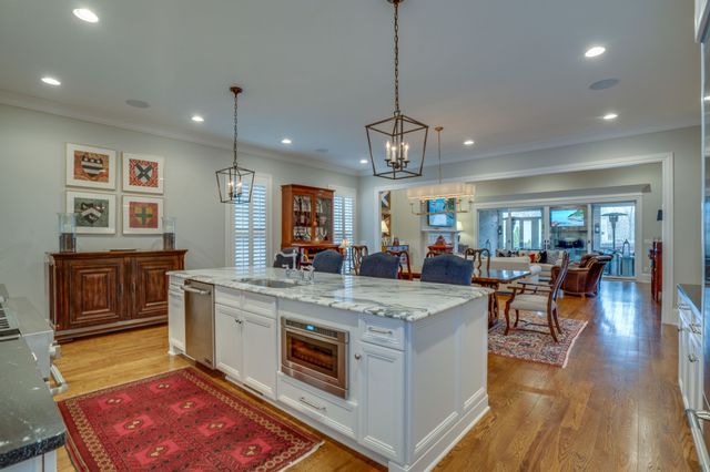 2424A Abbott Martin Rd, Nashville, TN 37215