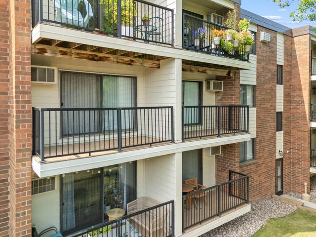 4 Pine Tree Drive 218, Arden Hills, MN 55112