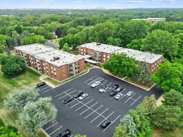 4 Pine Tree Drive 218, Arden Hills, MN 55112