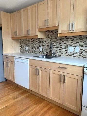 32 Westgate Rd 6, Boston, MA 02467