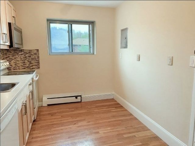 32 Westgate Rd 6, Boston, MA 02467
