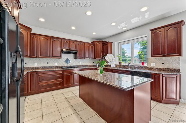 6725 Michael Drive, Troy, MI 48098