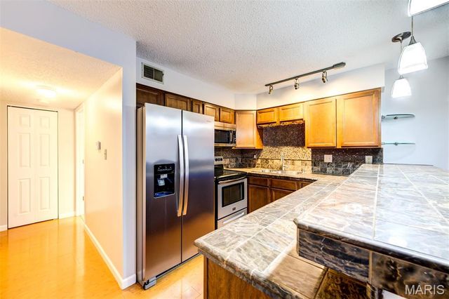 13819 Amiot Drive D, Maryland Heights, MO 63146