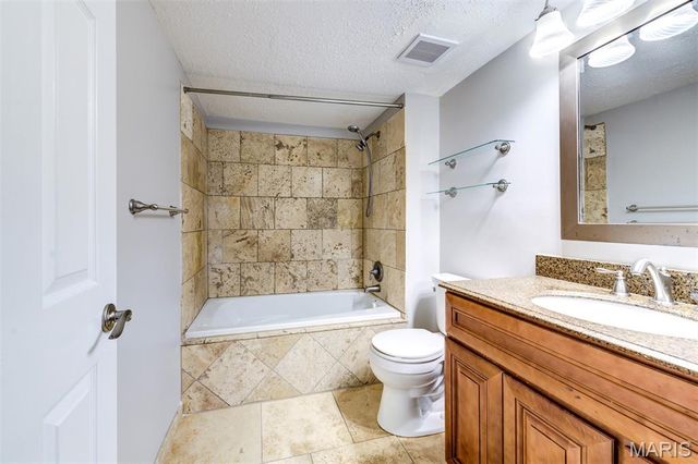 13819 Amiot Drive D, Maryland Heights, MO 63146