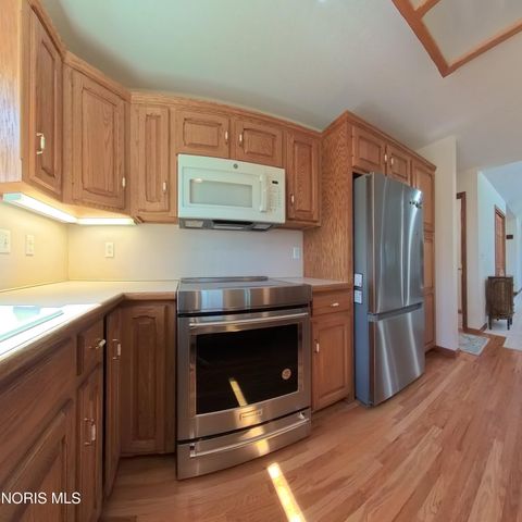1013 S Lallendorf Road, Oregon, OH 43616