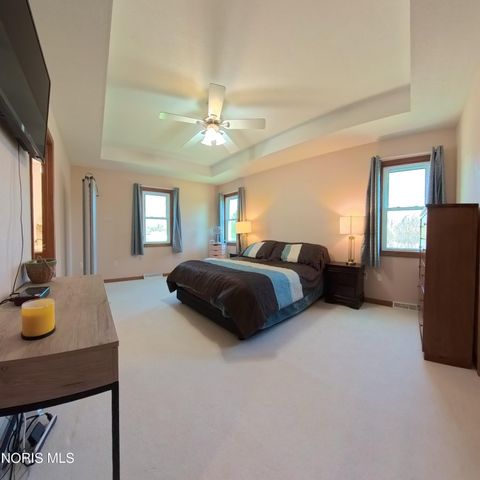 1013 S Lallendorf Road, Oregon, OH 43616