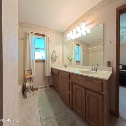 1013 S Lallendorf Road, Oregon, OH 43616