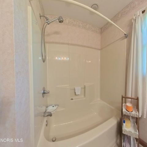 1013 S Lallendorf Road, Oregon, OH 43616