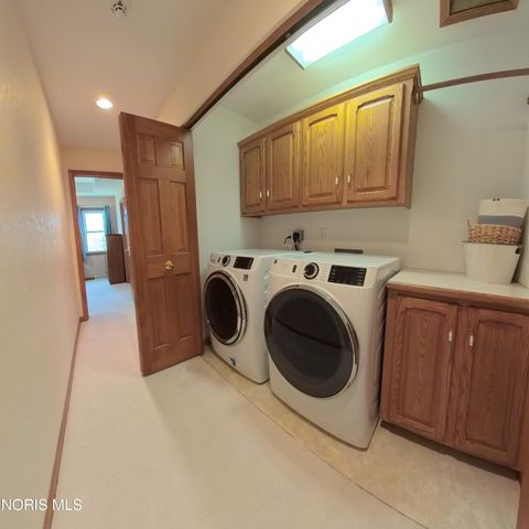 1013 S Lallendorf Road, Oregon, OH 43616