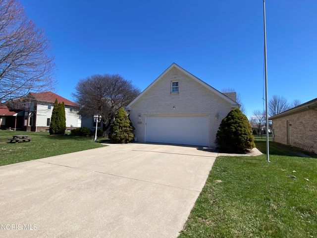 1013 S Lallendorf Road, Oregon, OH 43616