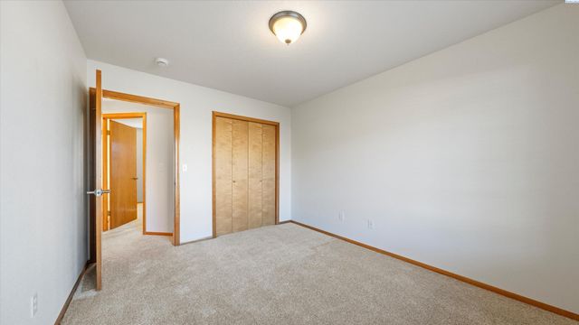 1869 SE Larch Ave, College Place, WA 99324