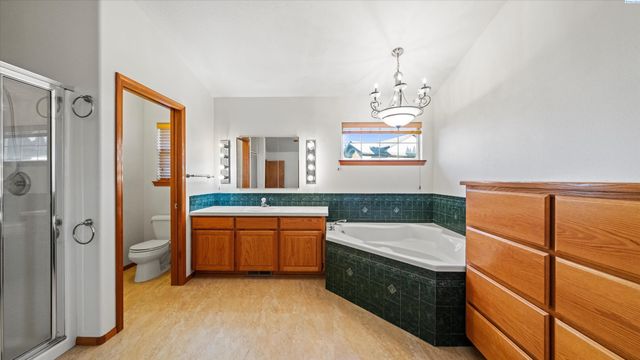 1869 SE Larch Ave, College Place, WA 99324