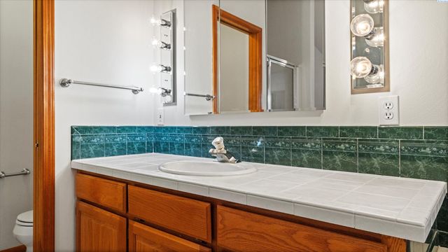 1869 SE Larch Ave, College Place, WA 99324