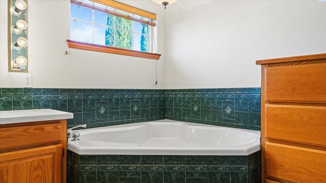 1869 SE Larch Ave, College Place, WA 99324