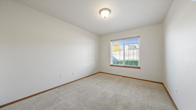 1869 SE Larch Ave, College Place, WA 99324