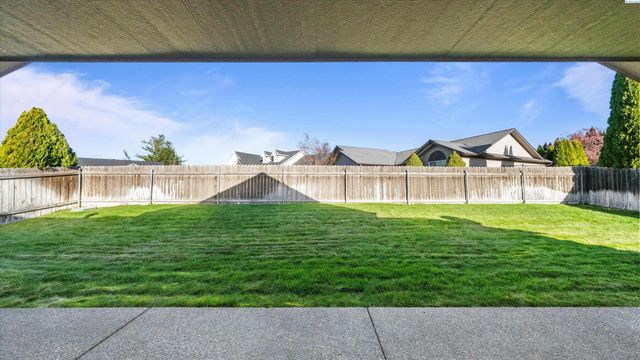 1869 SE Larch Ave, College Place, WA 99324