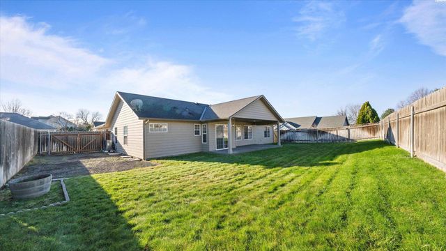 1869 SE Larch Ave, College Place, WA 99324