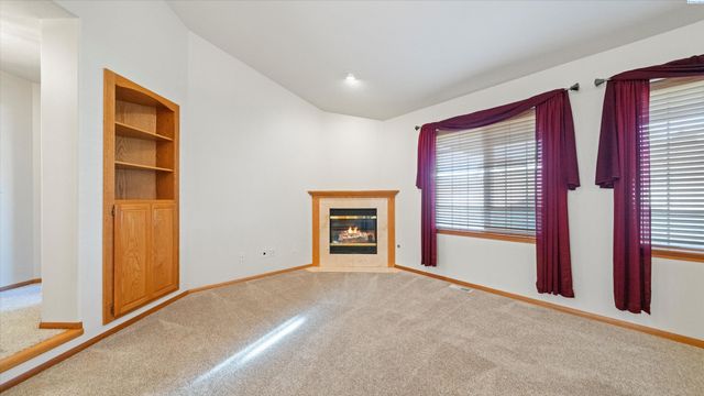 1869 SE Larch Ave, College Place, WA 99324