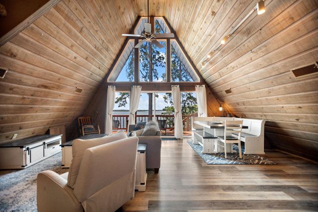 169 N County Road 4945, Etoile, TX 75944